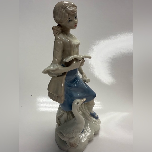 Duncan Royale Rare Vintage Espana  Porcelain Figurine Girl Goose Reading Blue - Picture 4 of 8